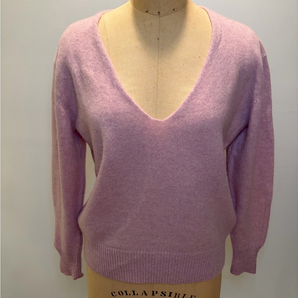 360 Cashmere Soft Lilac V-Neck Sweater